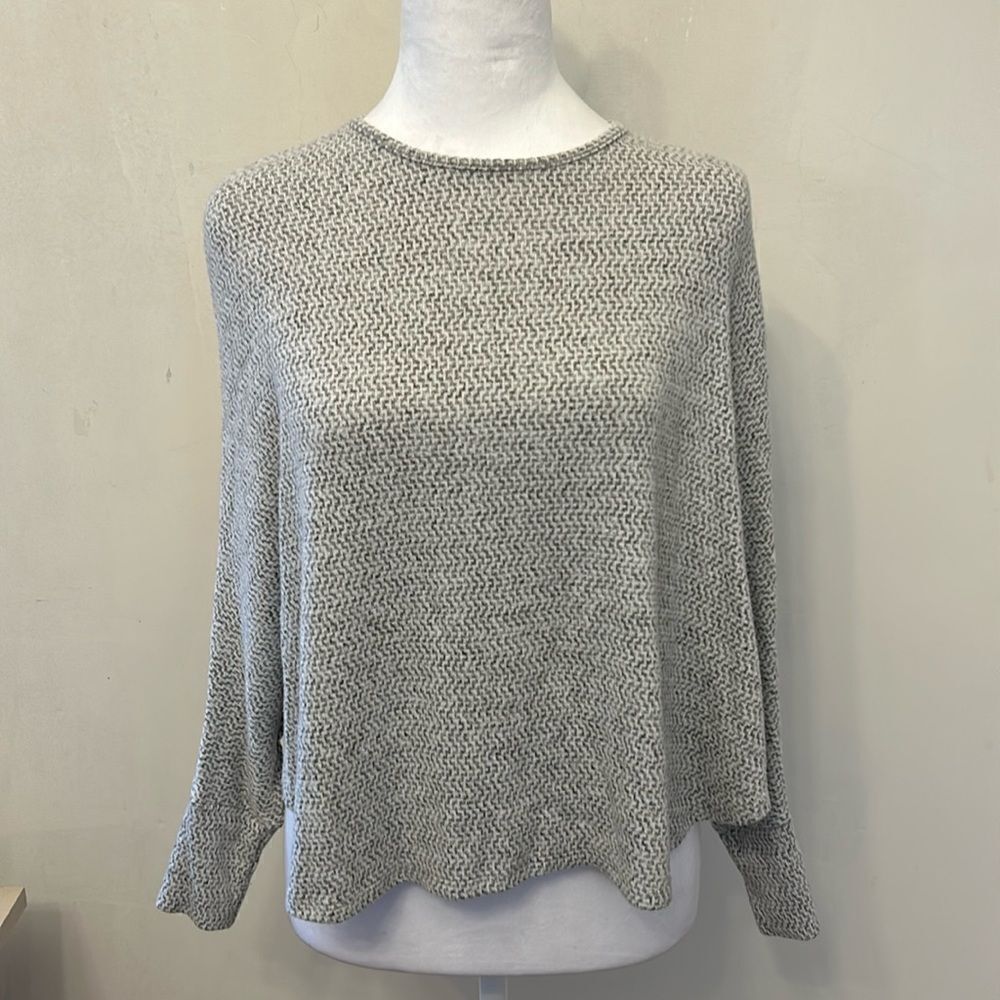 Erge gray white patterned bat wing top Size M EUC